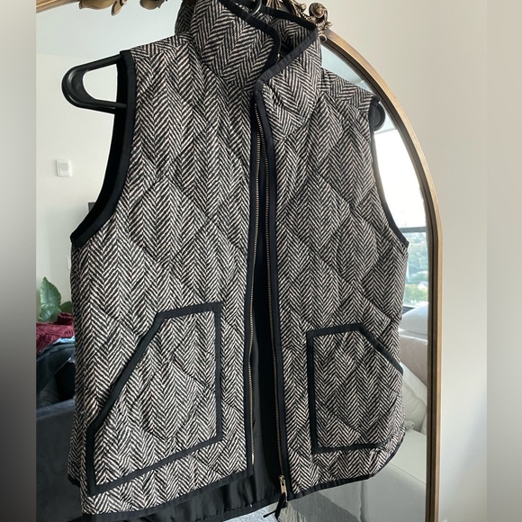 XS. J Crew. Herringbone zip up vest. Black and white - Picture 2 of 5